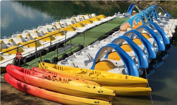 lac St-Cassien : location de pedalos à prix réduits à la  Plage Le Pré Claou